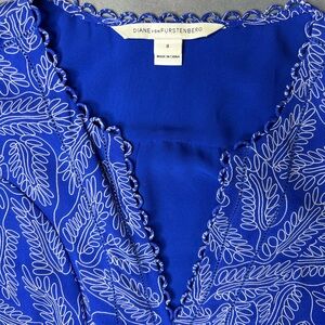 Diane von Furstenberg 100% Silk Blue Print Dress Size 8